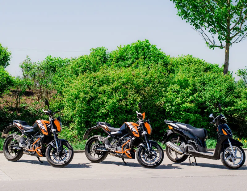 Zwei leichte KTM Duke Motorräder der Klasse A1